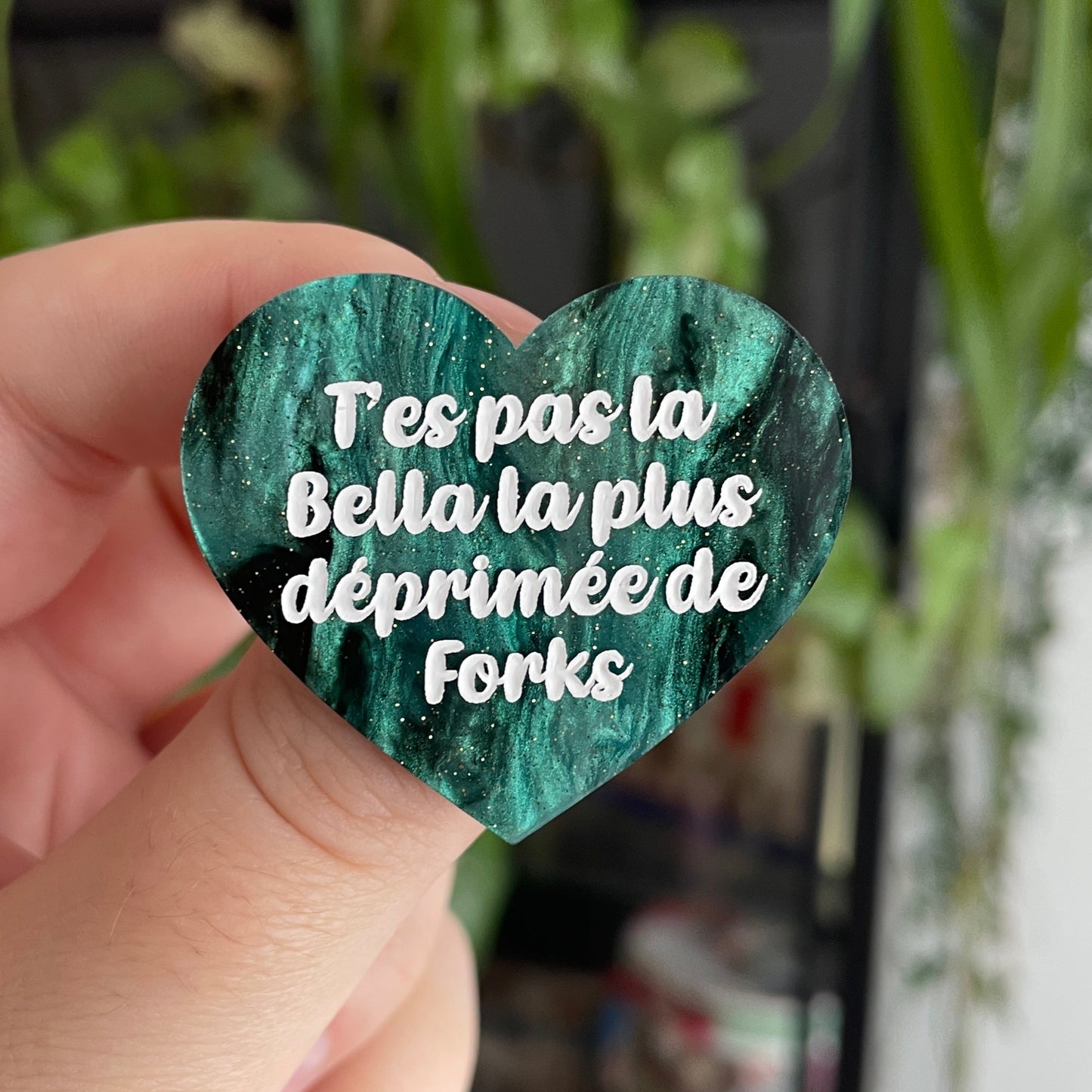 Broche "T'es pas la Bella la plus déprimée de Forks" en acrylique marbrée noire et vert sapin
