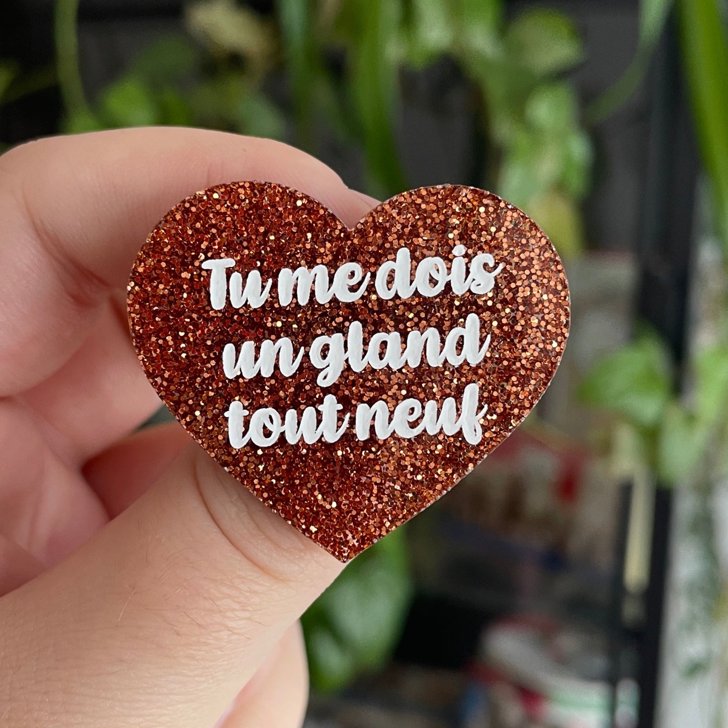 Broche "Tu me dois un gland tout neuf" en acrylique à confettis oranges