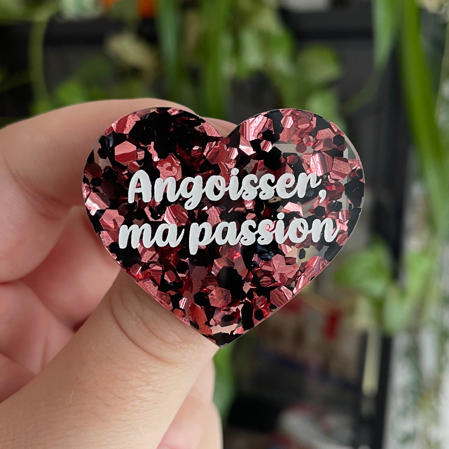 Broche "Angoisser, ma passion" en acrylique semi transparente à gros confettis noirs et rose gold