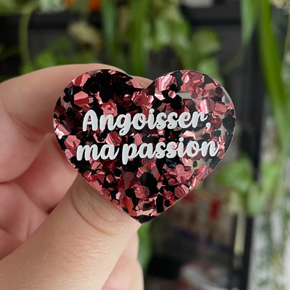 Broche "Angoisser, ma passion" en acrylique semi transparente à gros confettis noirs et rose gold