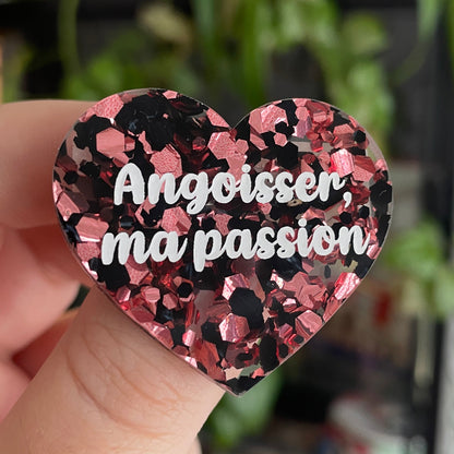 Broche "Angoisser, ma passion" en acrylique semi transparente à gros confettis noirs et rose gold