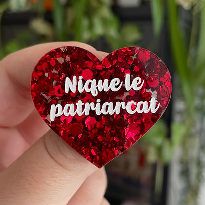 Broche "Nique le patriarcat" en acrylique semi-transparente avec des confettis rouges