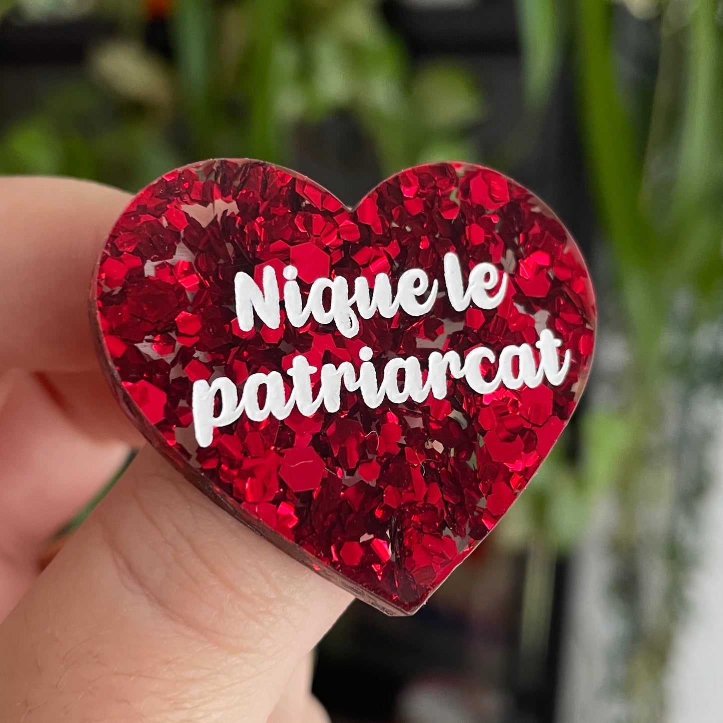 Broche "Nique le patriarcat" en acrylique semi-transparente avec des confettis rouges