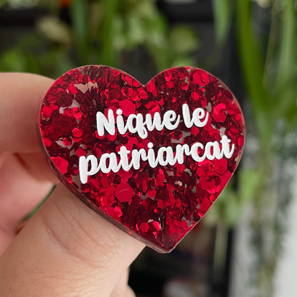 Broche "Nique le patriarcat" en acrylique semi-transparente avec des confettis rouges