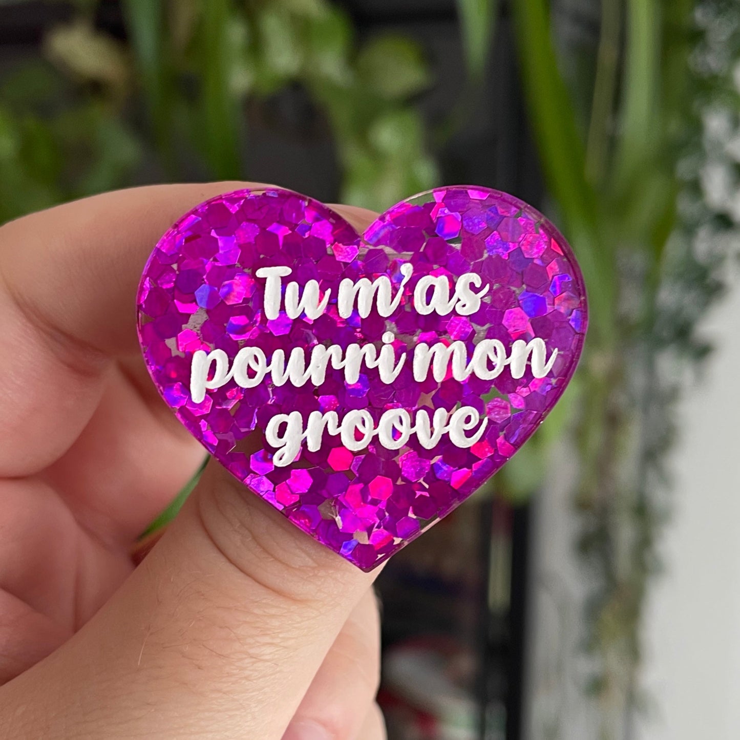 Broche "Tu m'as pourri mon groove" en acrylique semi transparente avec des confettis fuchsia
