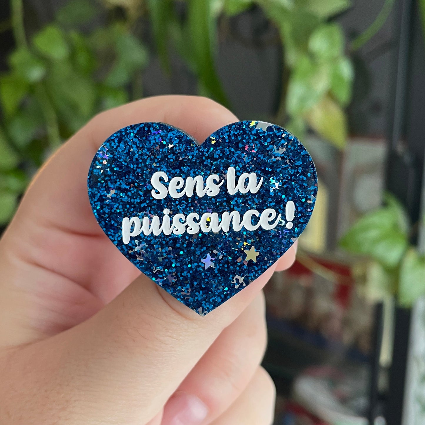 Duo de broches "Sens la puissance" + "Oh ! On la sent bien" en acryliques dans les tons bleus