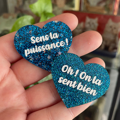 Duo de broches "Sens la puissance" + "Oh ! On la sent bien" en acryliques dans les tons bleus