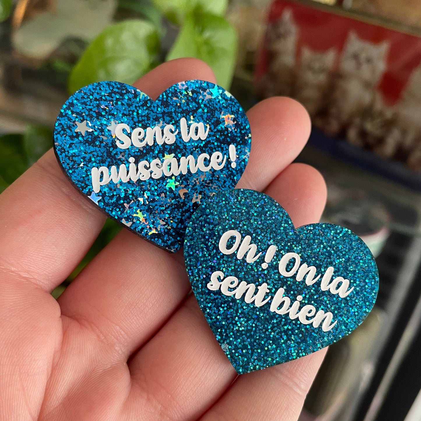 Duo de broches "Sens la puissance" + "Oh ! On la sent bien" en acryliques dans les tons bleus