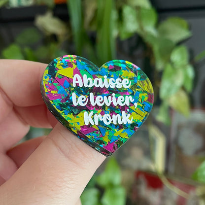 Duo de broches "Abaisse le levier, Kronk" + "Pas celui-là !" en acryliques verte/multicolore et rouge/multicolore