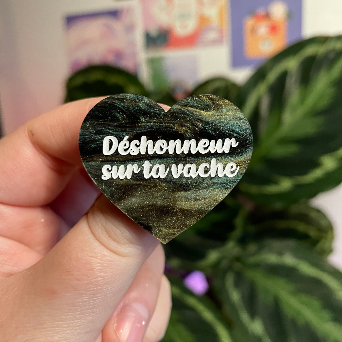 Broche "Déshonneur sur ta vache" en acrylique marbrée verte, noire et dorée