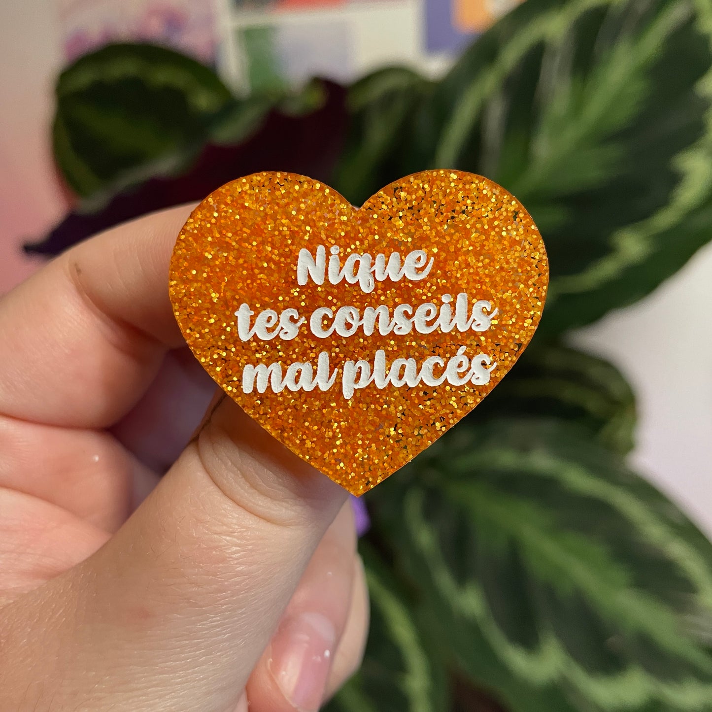 Broche "Nique tes conseils mal placés" en acrylique à paillettes oranges