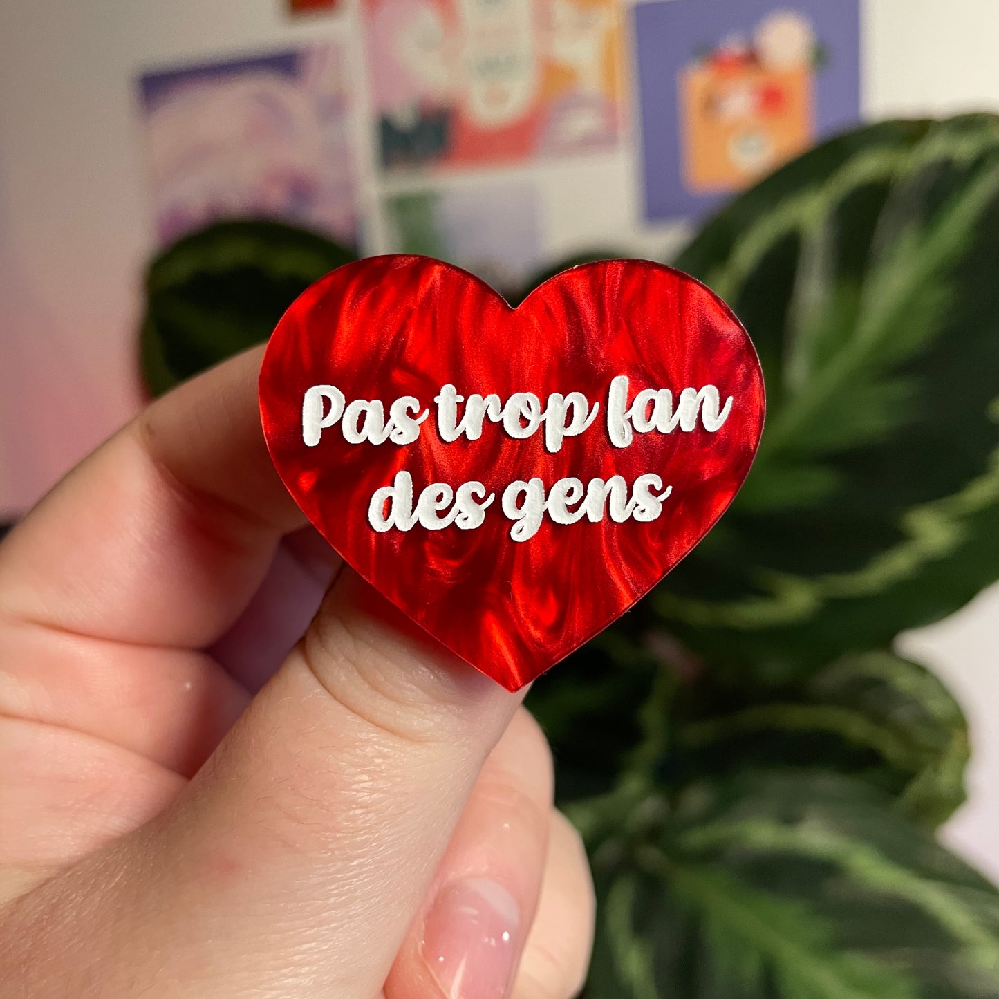 Broche "Pas trop fan des gens" en acrylique marbrée rouge