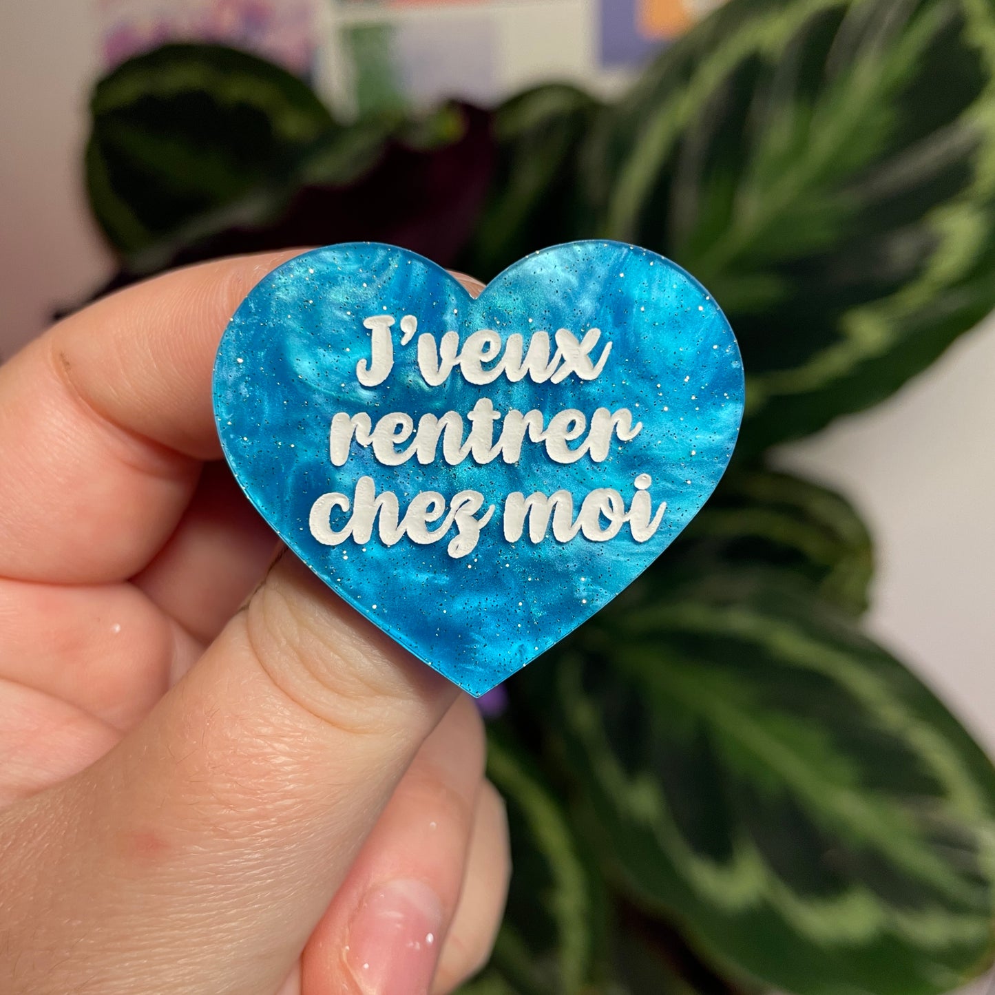 Broche "J'veux rentrer chez moi" en acrylique marbrée bleue à paillettes