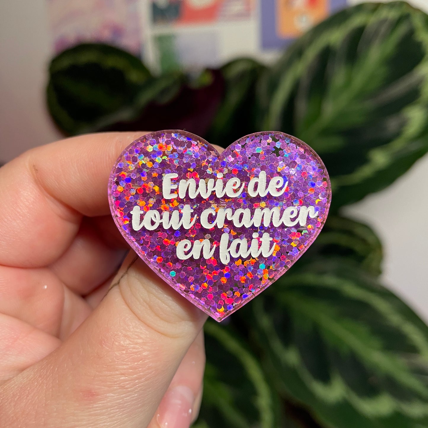 Broche "Envie de tout cramer en fait" en acrylique semi transparente avec des paillettes violettes