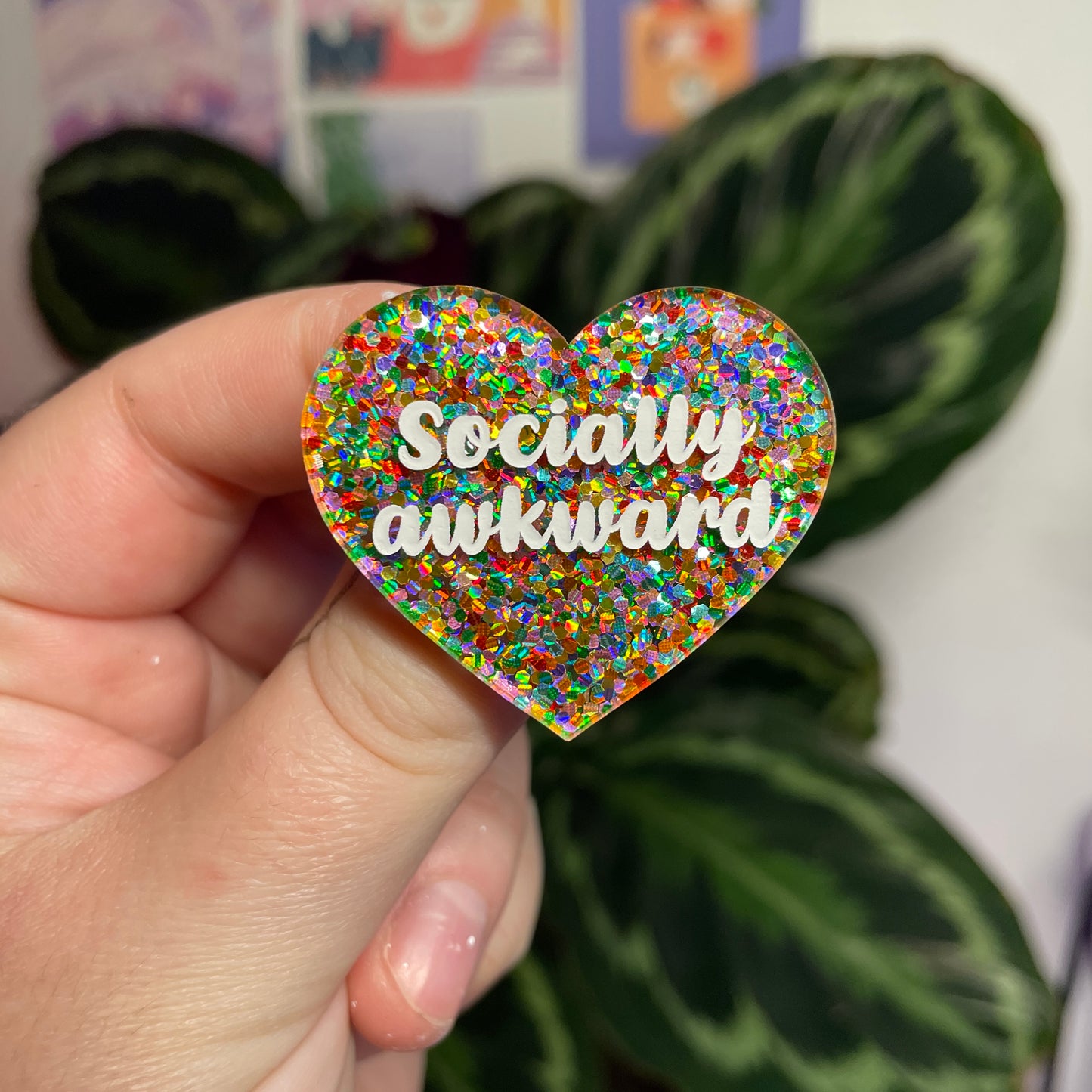 Broche "Socially awkward" en acrylique semi transparente avec des pois multicolores