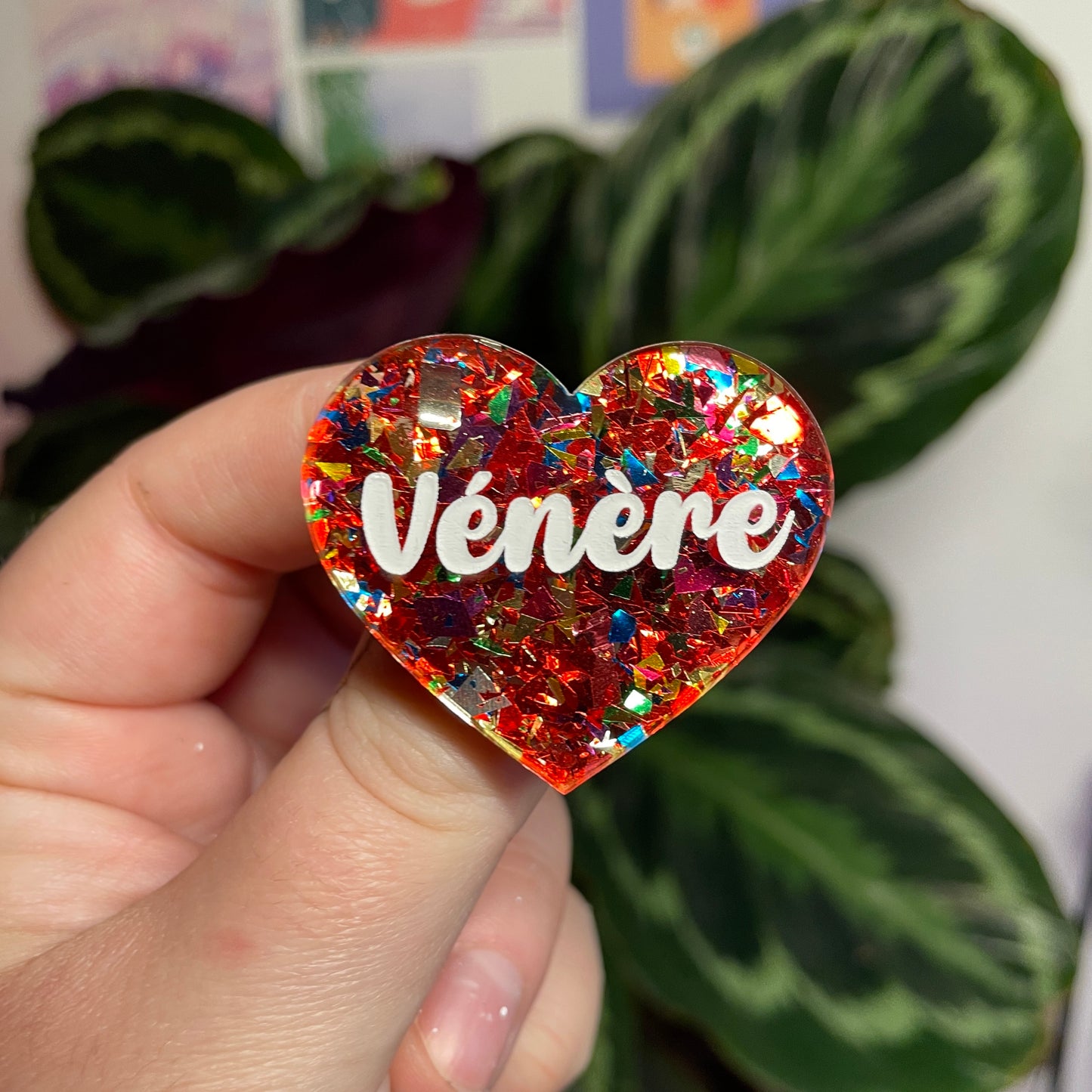 Broche "Vénère" en acrylique transparente avec des éclats de confettis rouges et multicolores