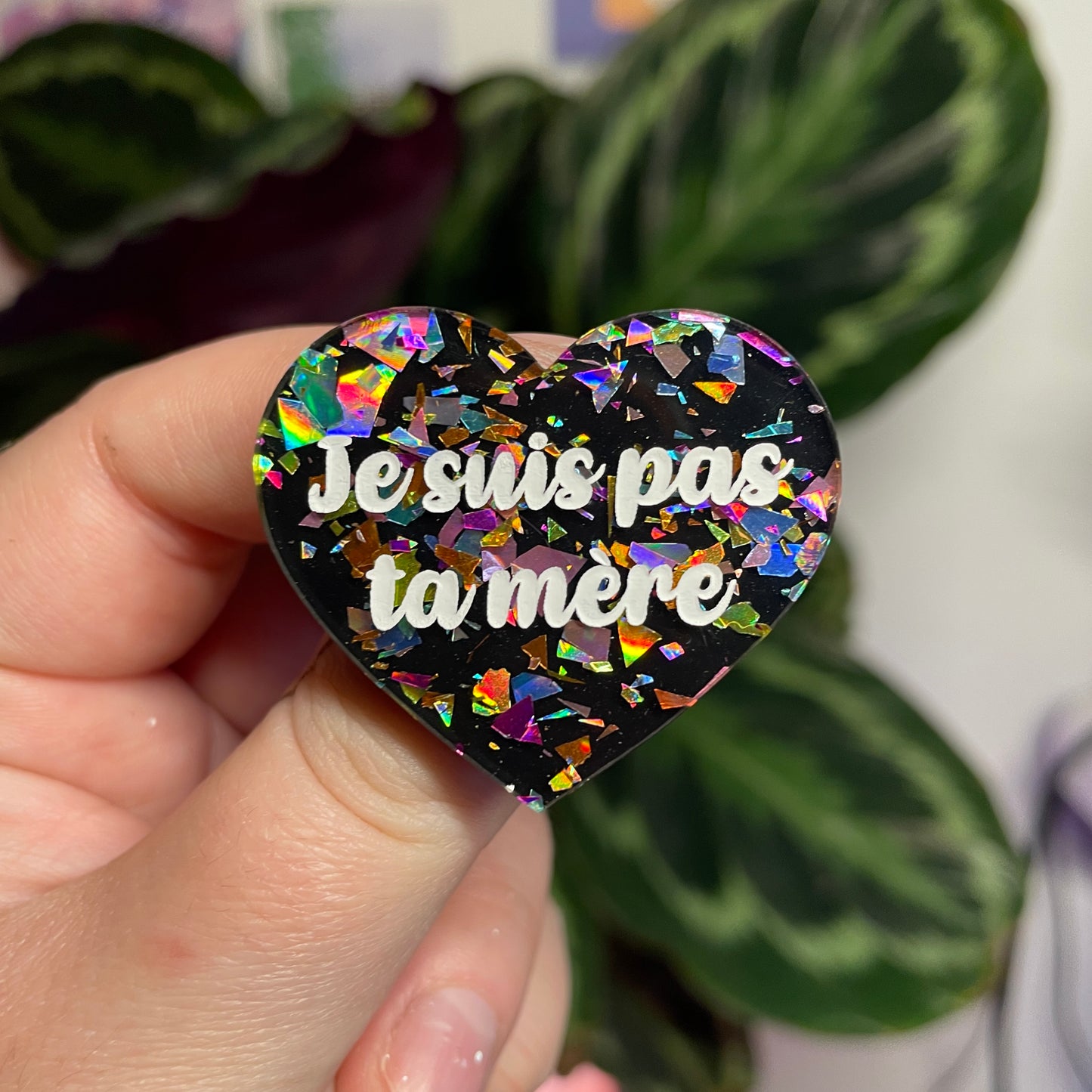 Broche "Je suis pas ta mère" en acrylique noire avec des éclats de confettis multicolores