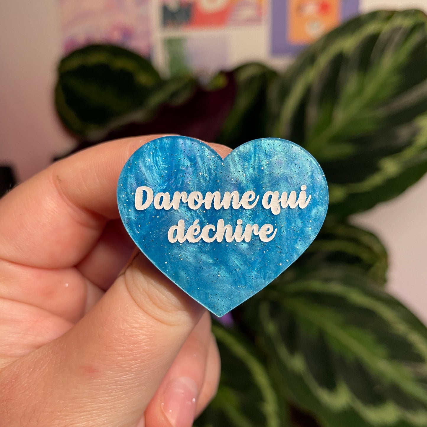 Broche "Daronne qui déchire" en acrylique marbrée bleue à paillettes