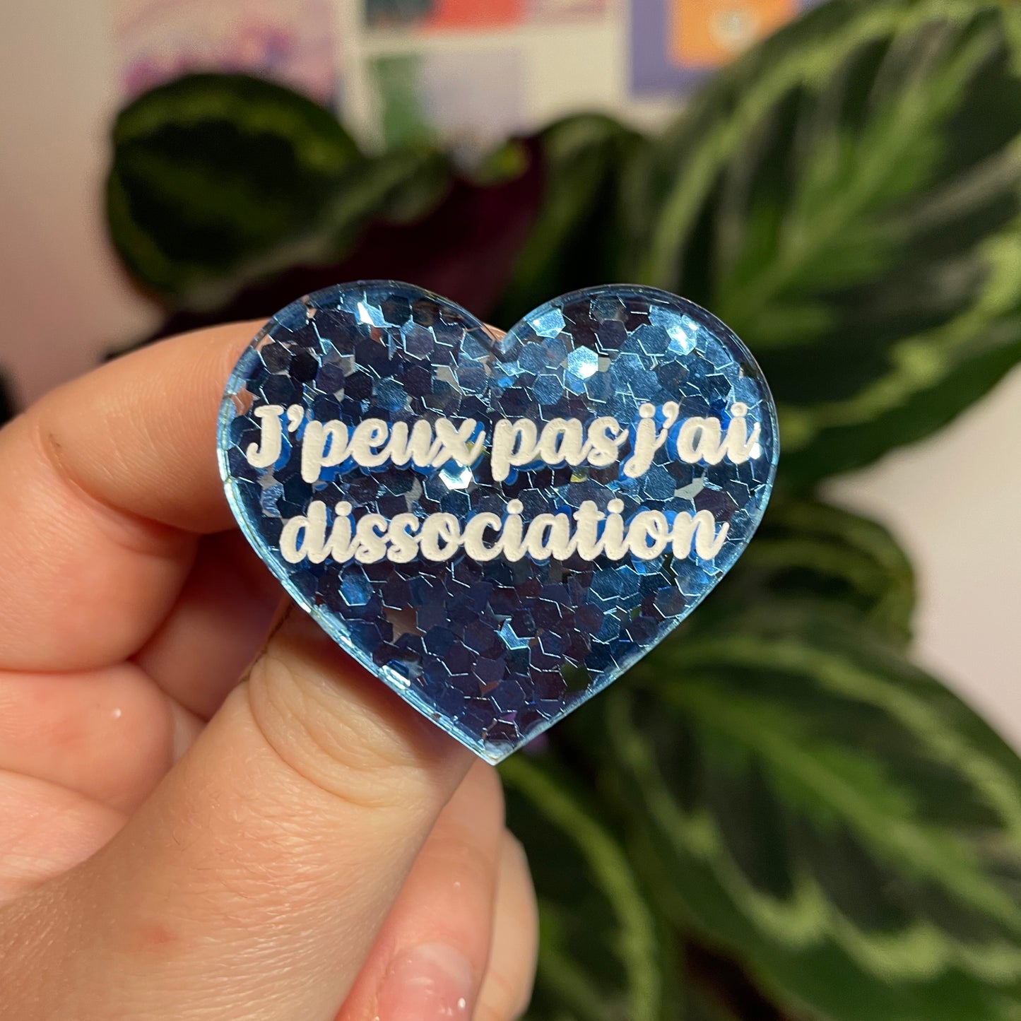Broche "J'peux pas j'ai dissociation" en acrylique semi transparente avec des confettis bleus