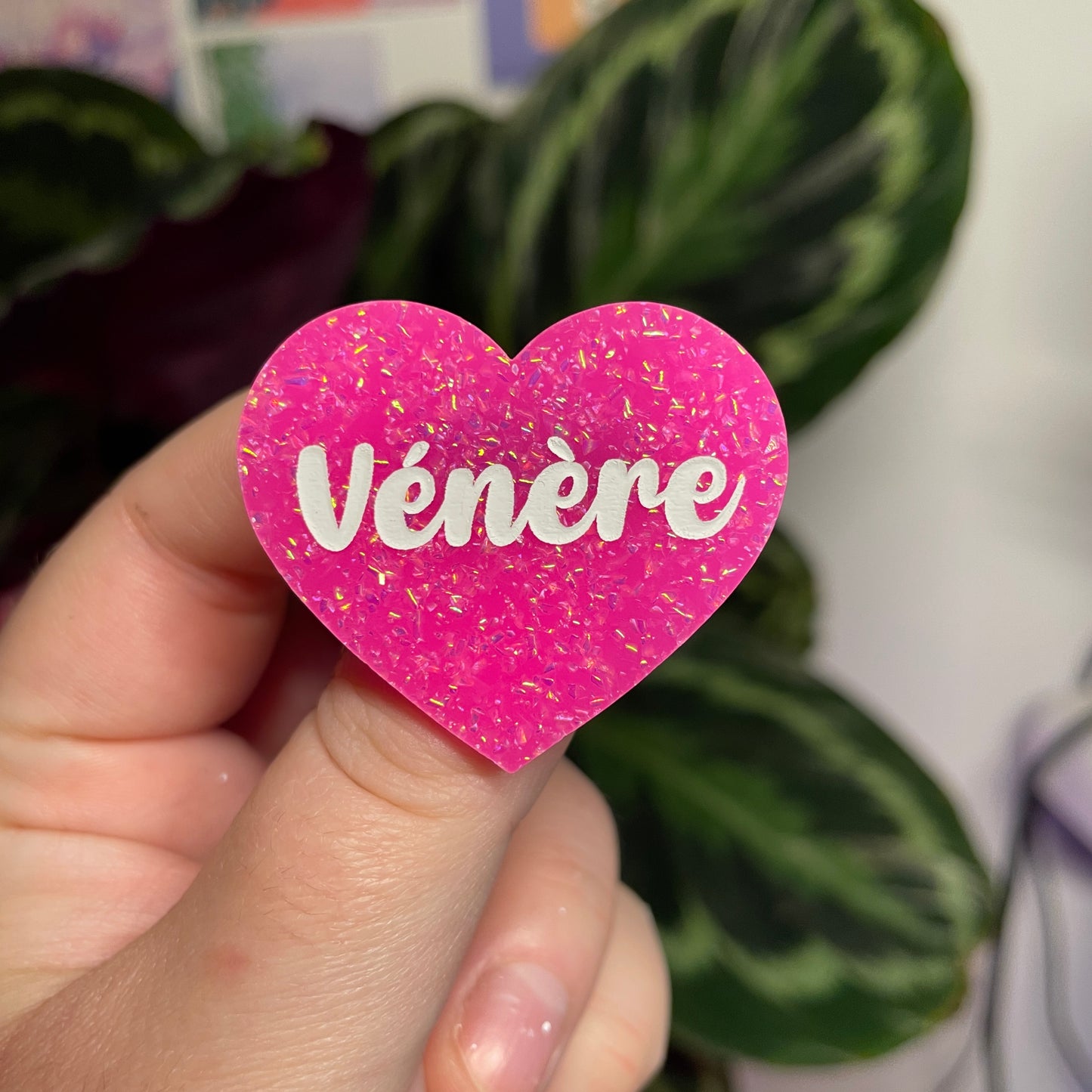 Broche "Vénère" en acrylique rose avec des paillettes