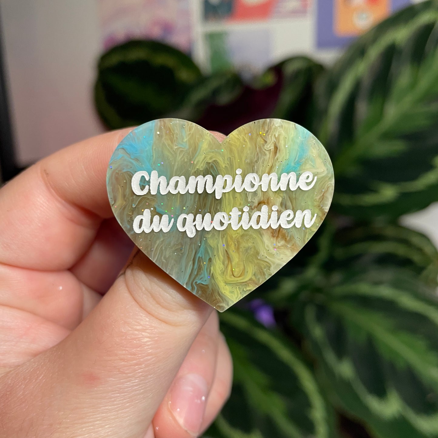 Broche "Championne du quotidien" en acrylique marbrée bleue et marron