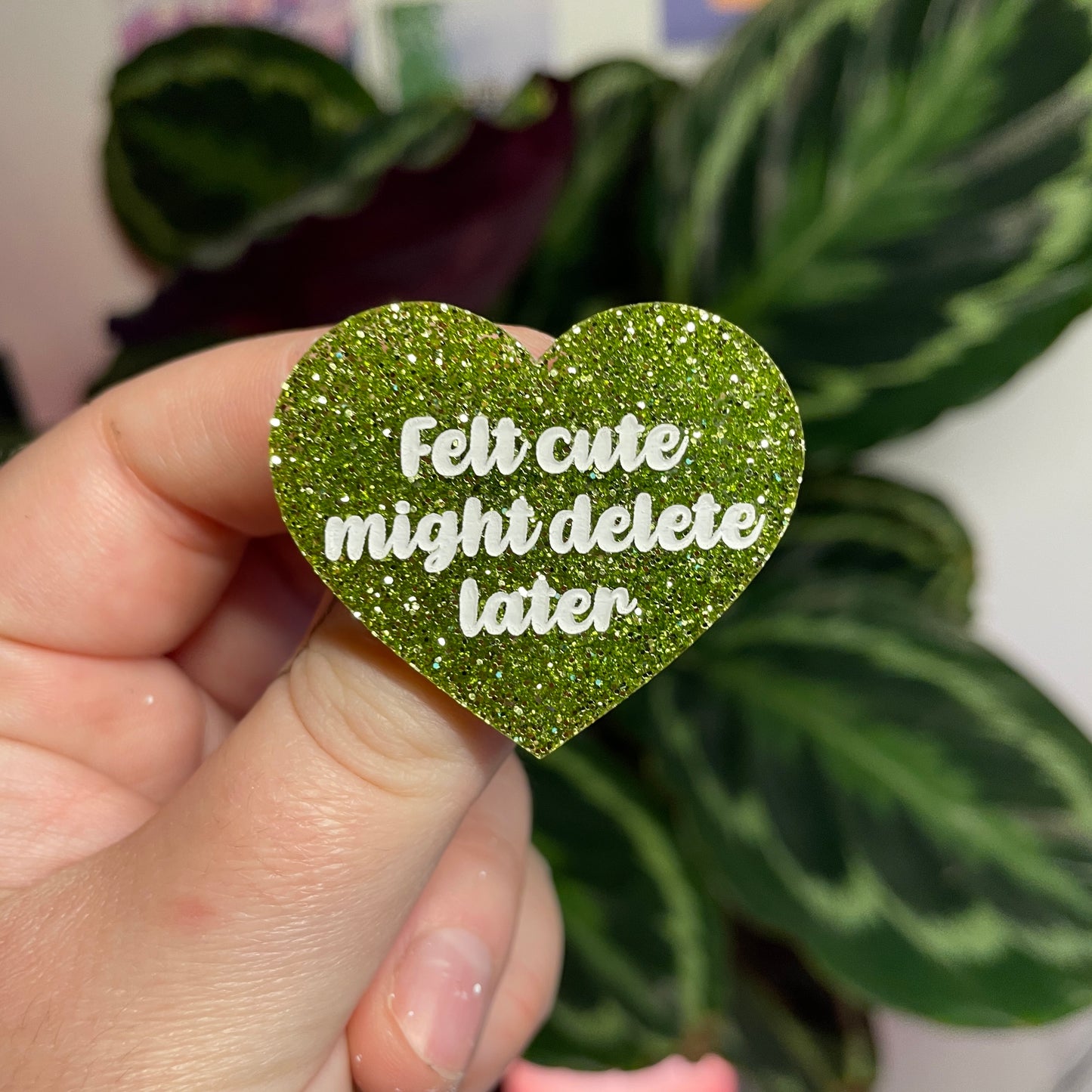Broche "Felt cute might delete later" en acrylique à paillettes vertes