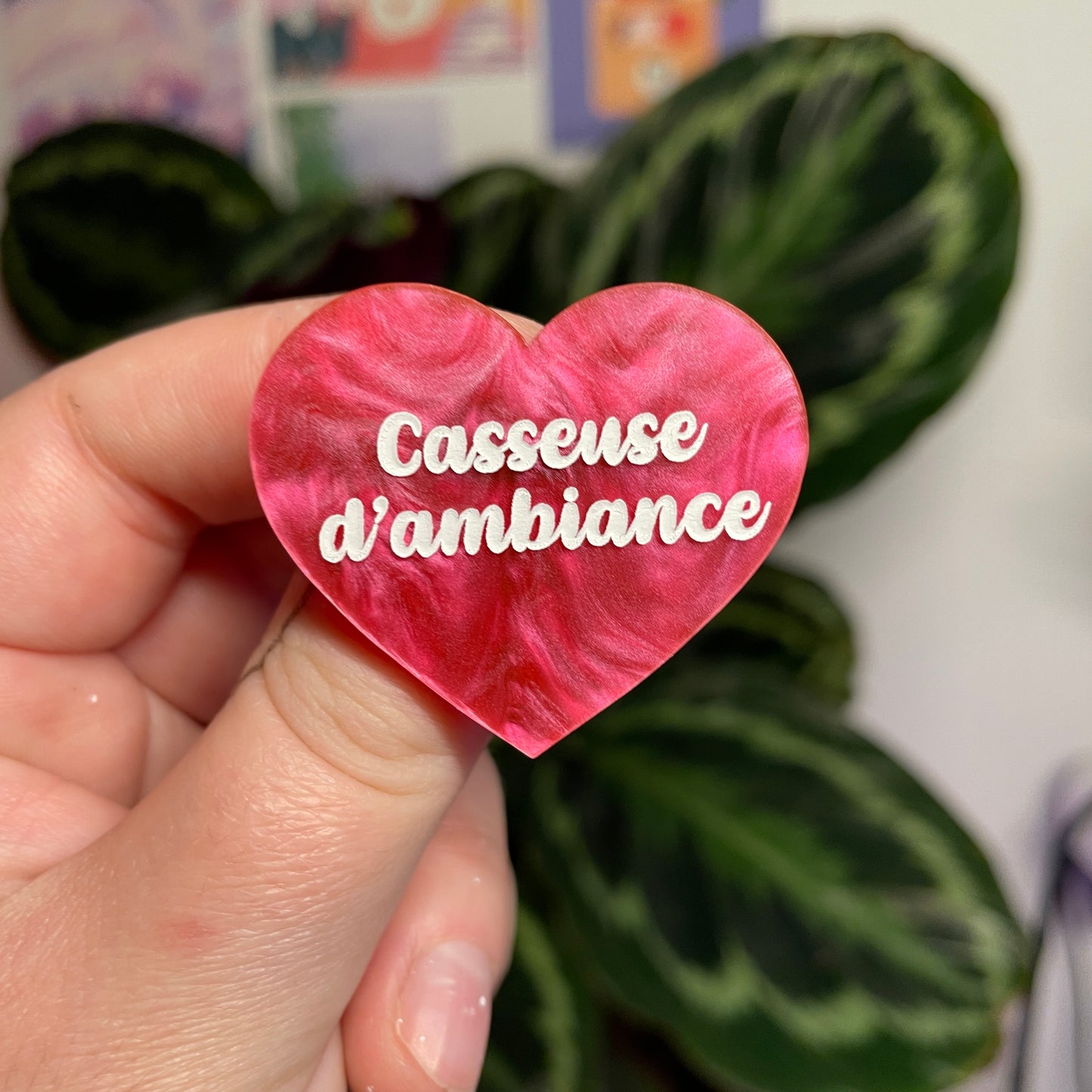 Broche "Casseuse d'ambiance" en acrylique marbrée rose