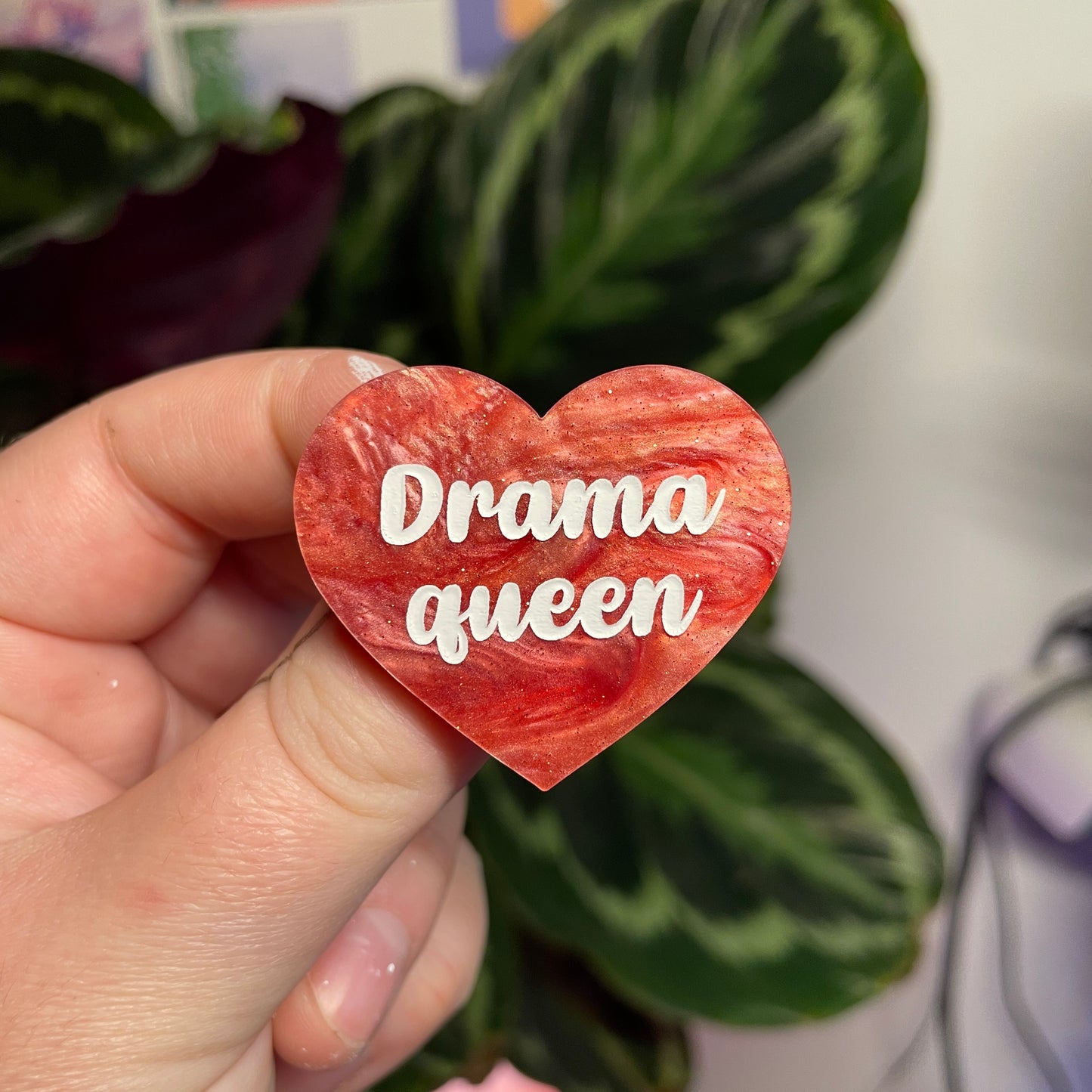 Broche "Drama queen" en acrylique marbrée rose à paillettes