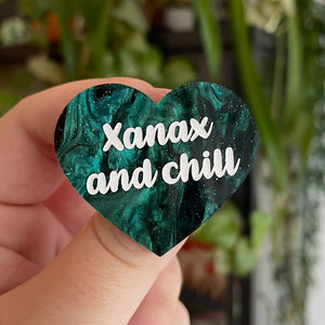Broche "Xanax and chill" en acrylique marbrée noire et vert sapin à paillettes