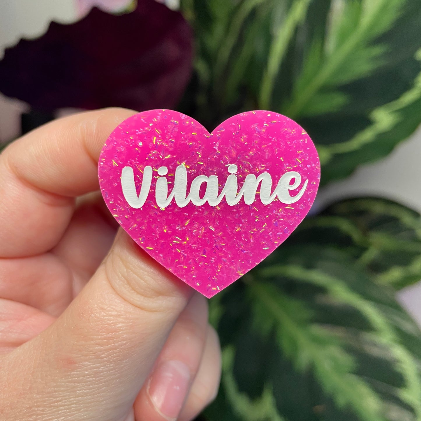 Broche "Vilaine" en acrylique rose à paillettes