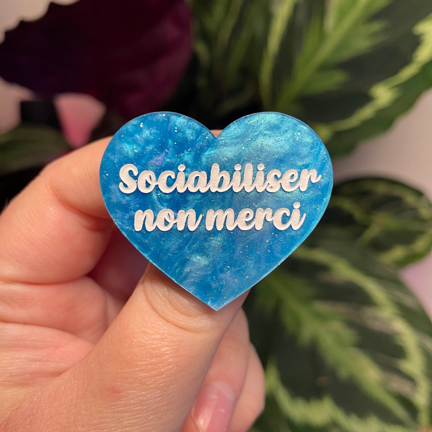 Broche "Sociabiliser non merci" en acrylique marbrée bleue à paillettes
