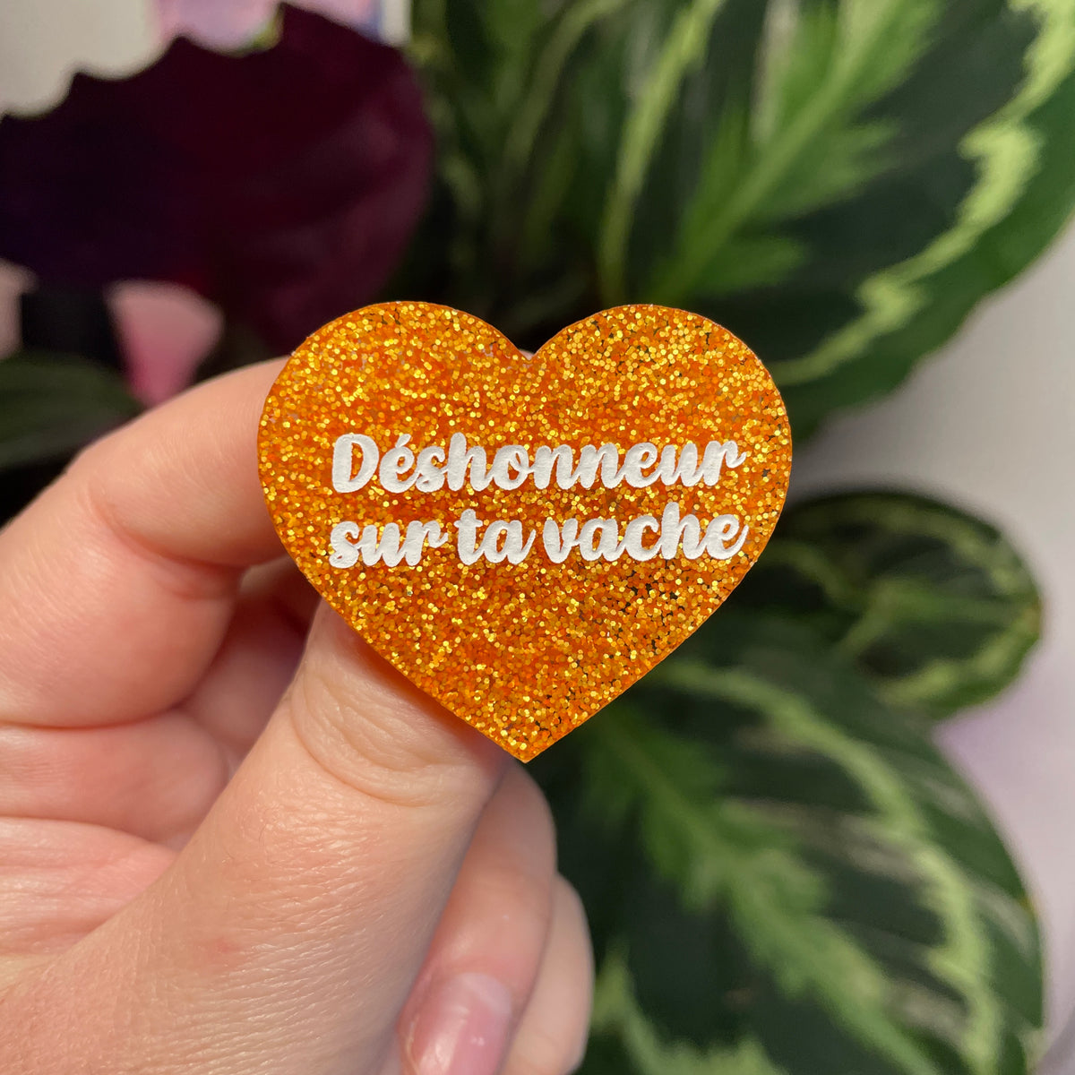 Broche "Déshonneur sur ta vache" en acrylique à paillettes oranges