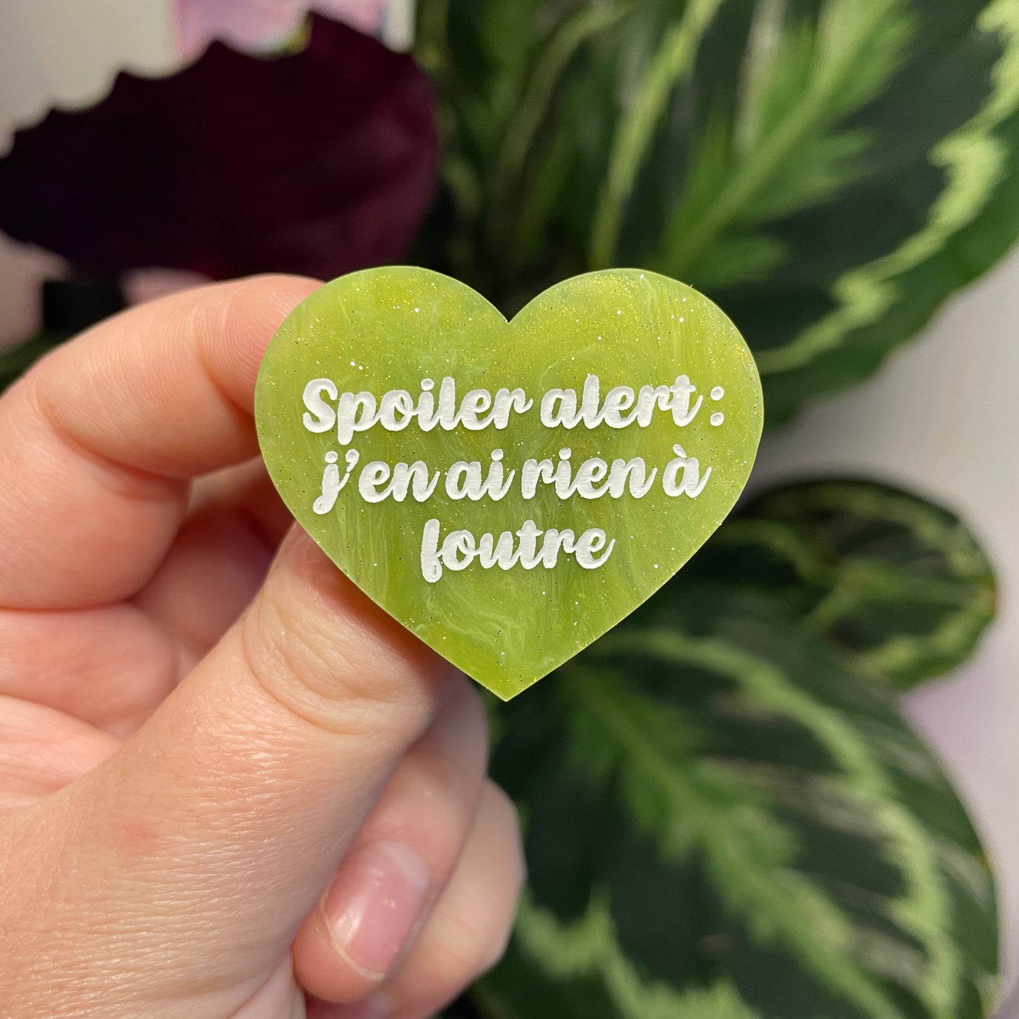 Broche "Spoiler alert : j'en ai rien à foutre" en acrylique marbrée verte et dorée