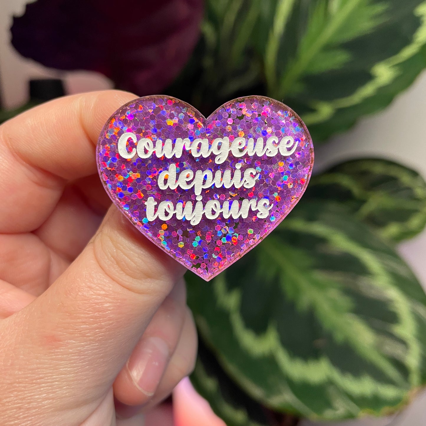 Broche "Courageuse depuis toujours" en acrylique semi transparente avec des paillettes violettes