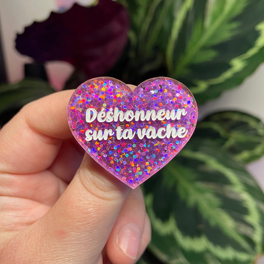 Broche "Déshonneur sur ta vache" en acrylique semi transparente avec des paillettes violettes