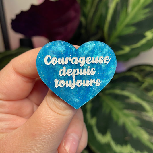 Broche "Courageuse depuis toujours" en acrylique marbrée bleue à paillettes