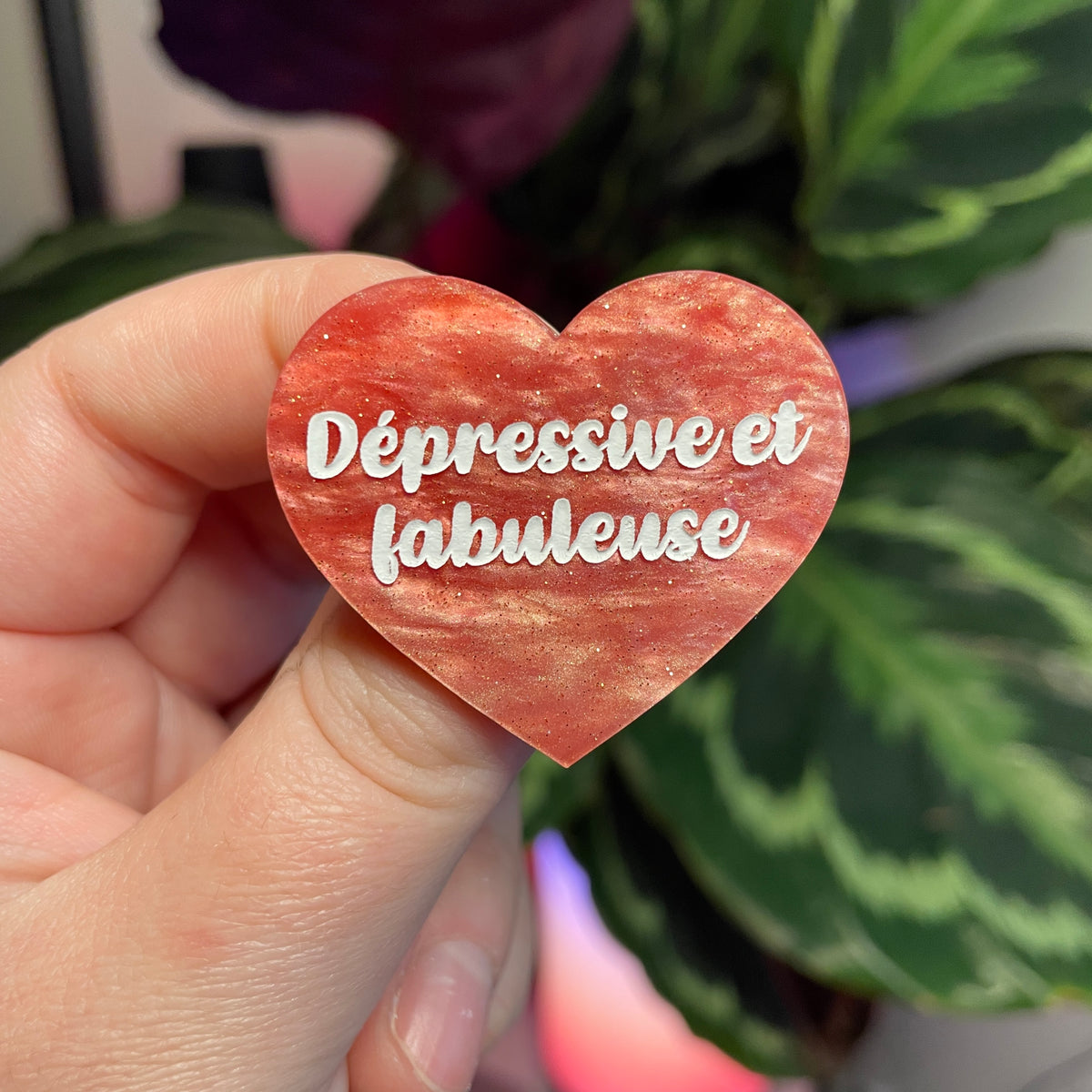 Broche "Dépressive et fabuleuse" en acrylique marbrée rose à paillettes