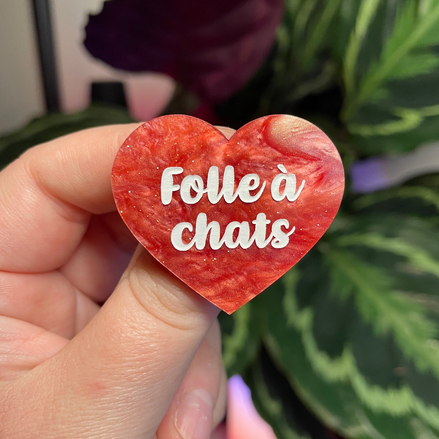 Broche "Folle à chats" en acrylique marbrée rose à paillettes