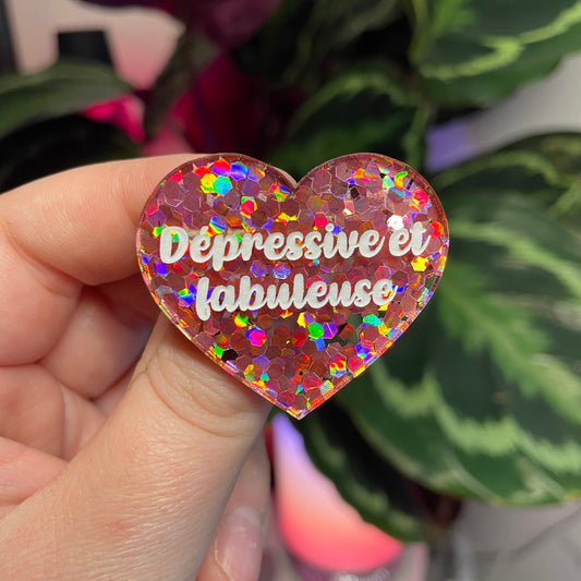Broche "Dépressive et fabuleuse" en acrylique semi transparente avec des confettis multicolores