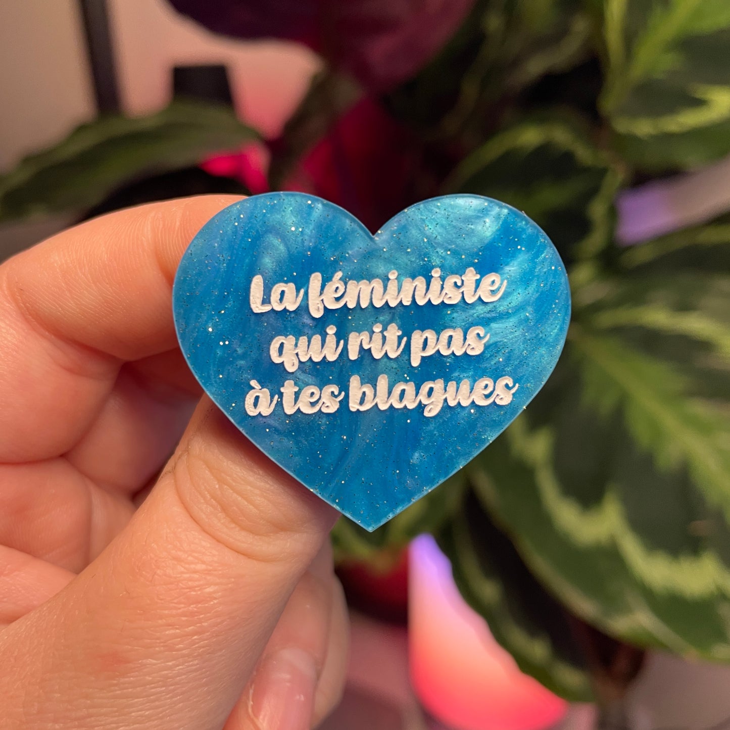 Broche "La féministe qui rit pas à tes blagues" en acrylique marbrée bleue à paillettes