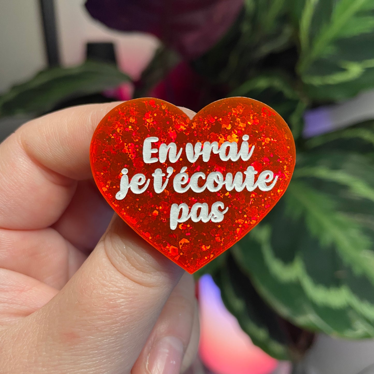 Broche "En vrai je t'écoute pas" en acrylique à paillettes oranges
