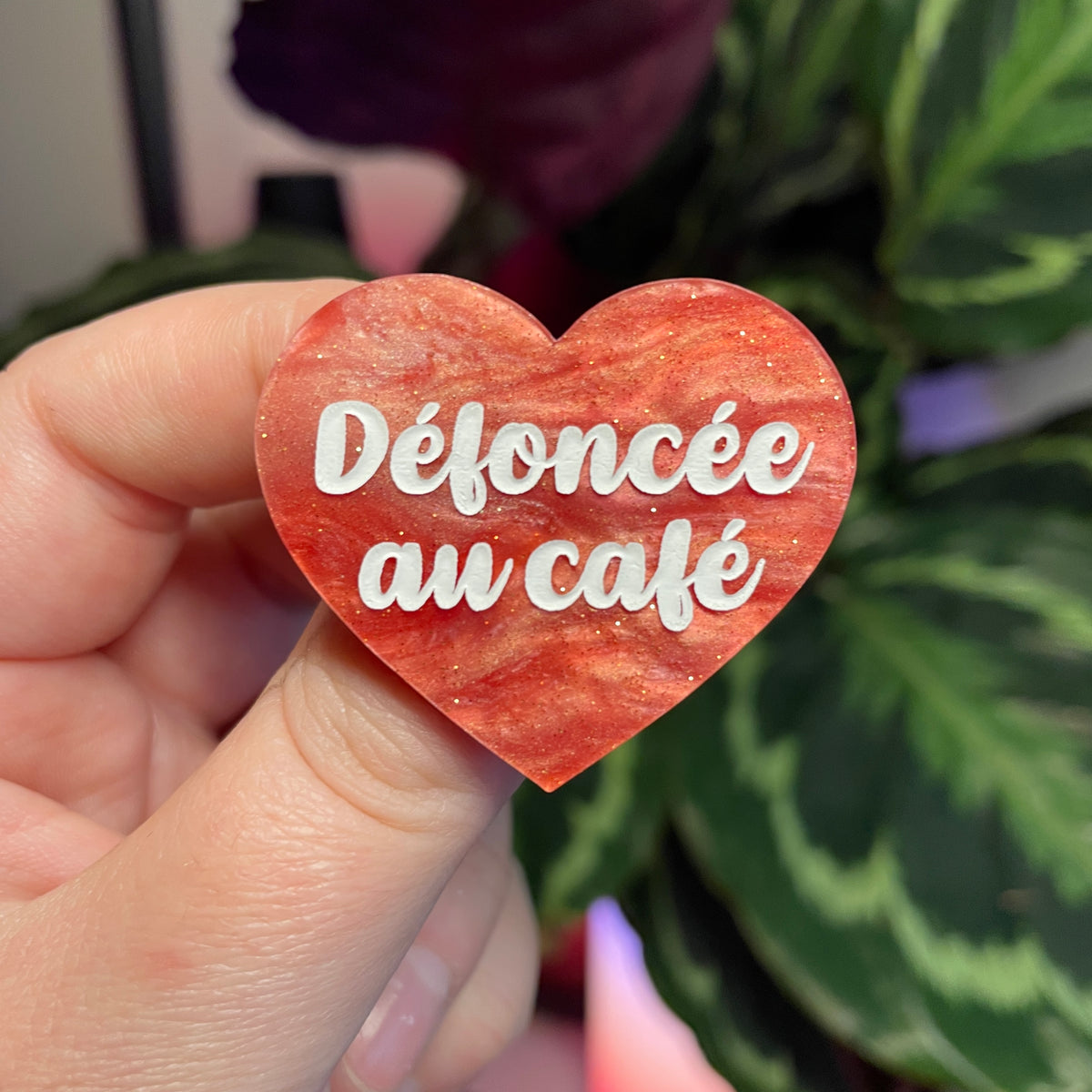 Broche "Défoncée au café" en acrylique marbrée rose à paillettes