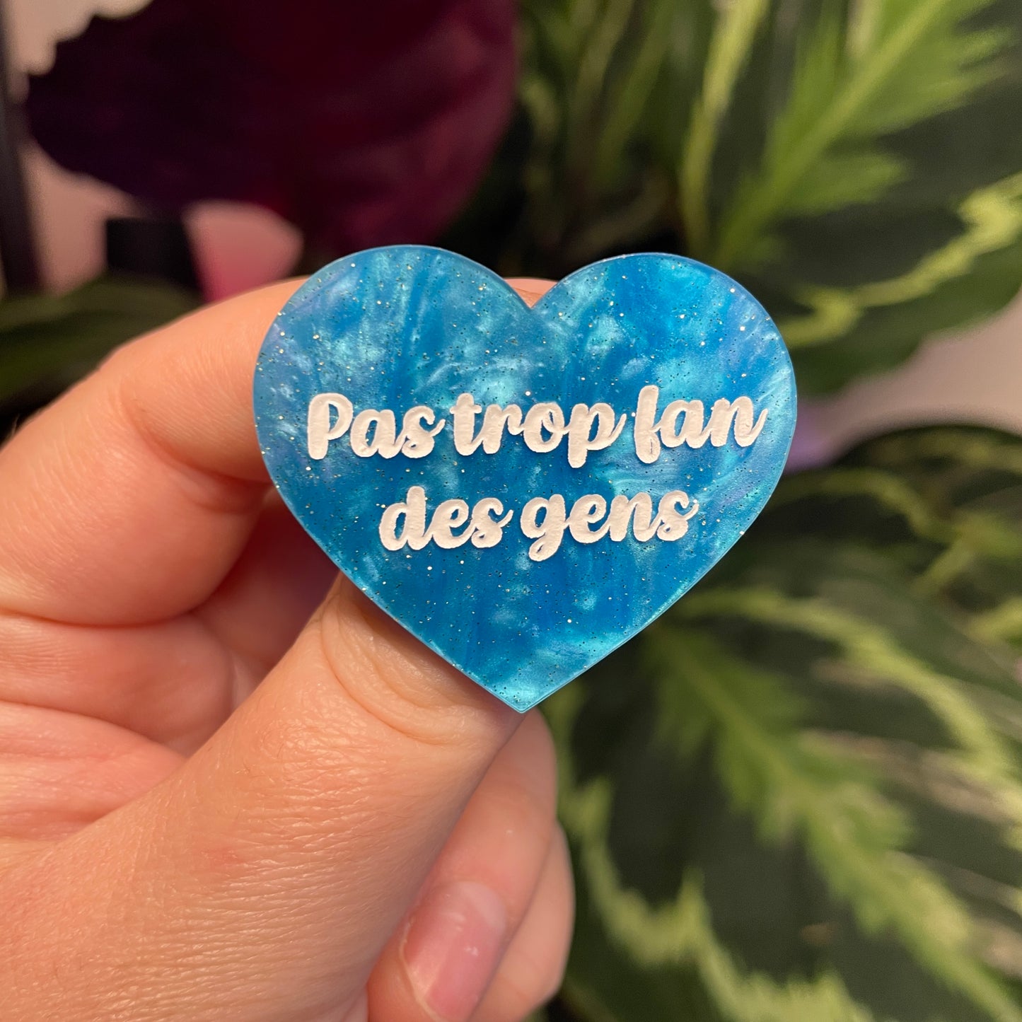 Broche "Pas trop fan des gens" en acrylique marbrée bleue à paillettes