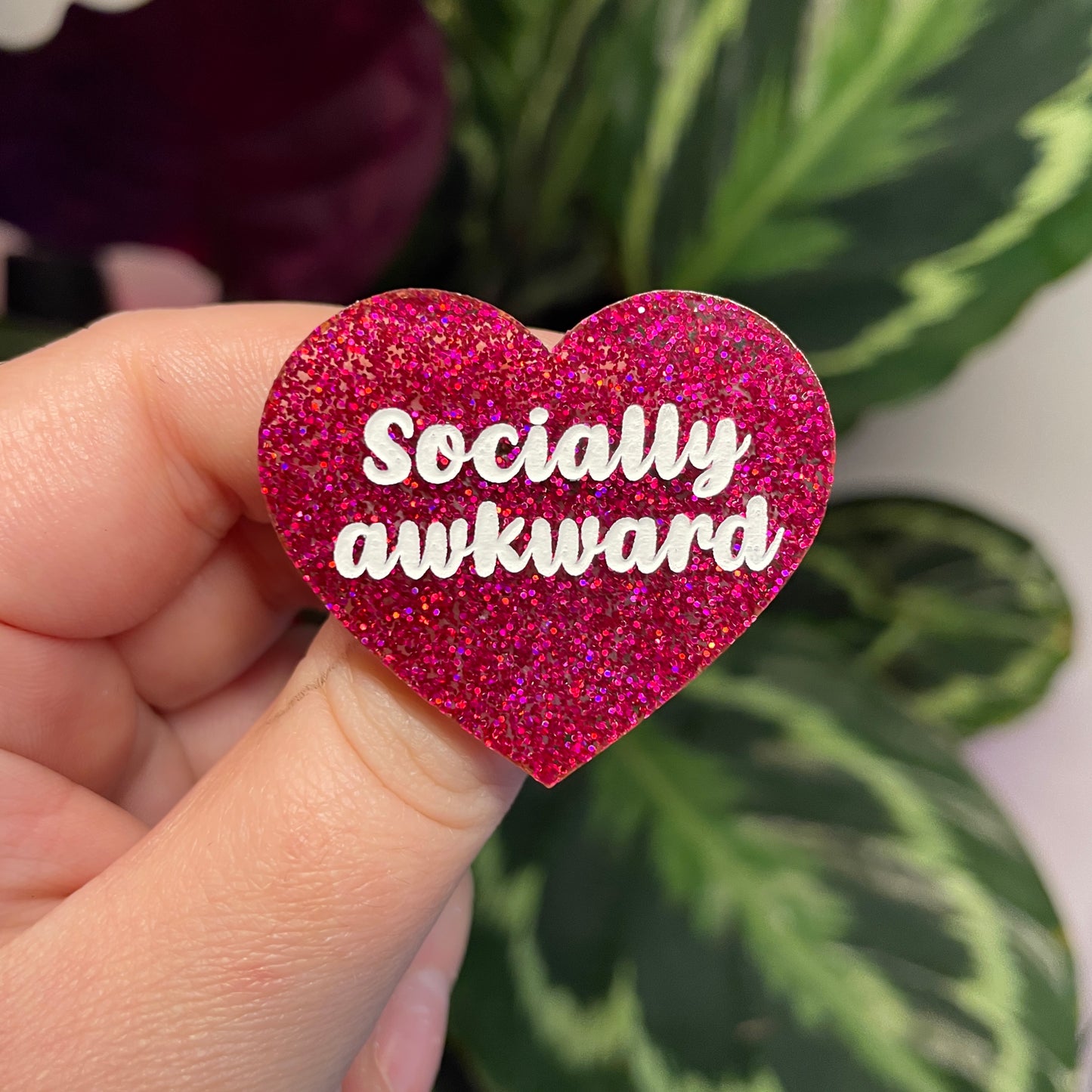 Broche "Socially awkward" en acrylique rose à paillettes