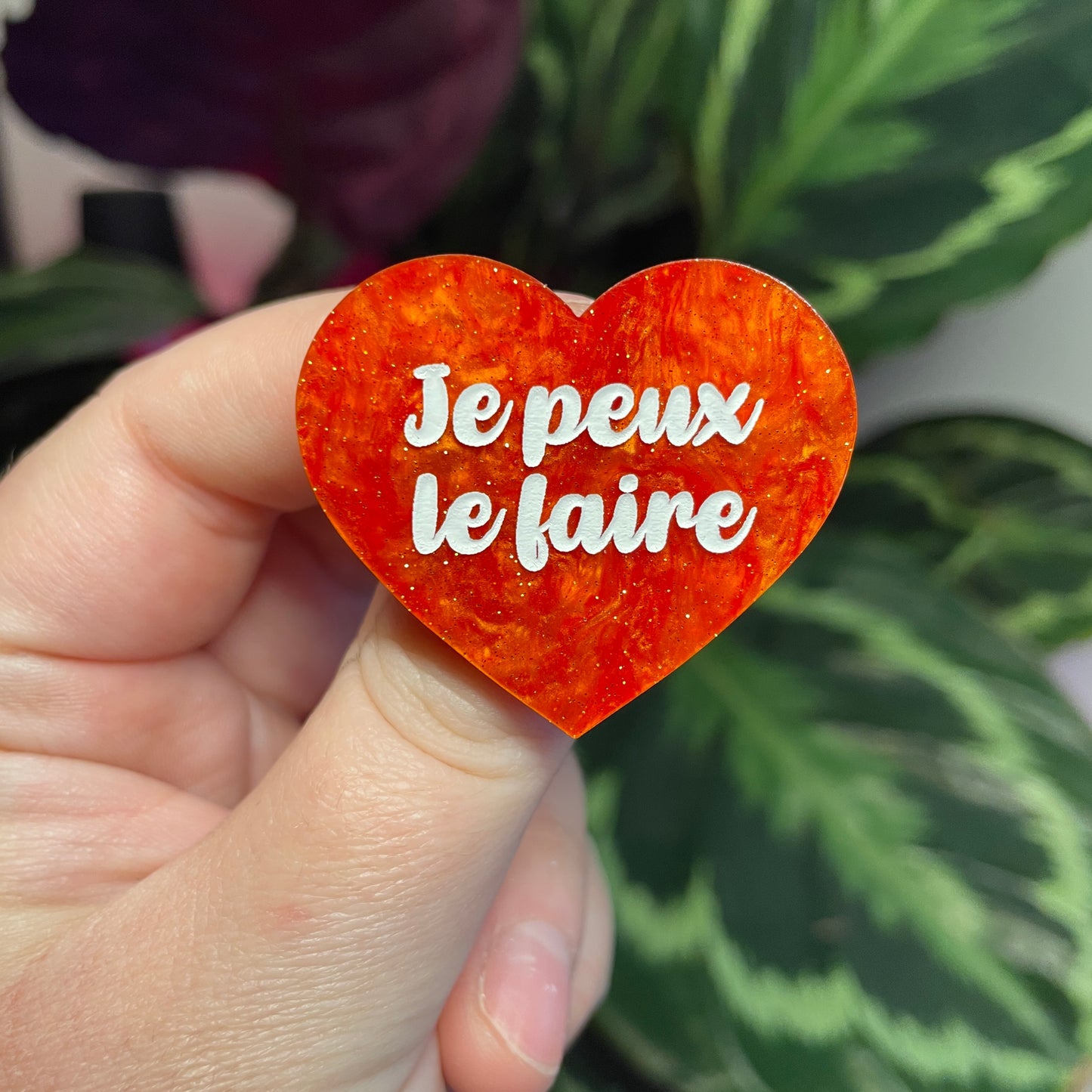 Broche "Je peux le faire" en acrylique marbrée orange à paillettes