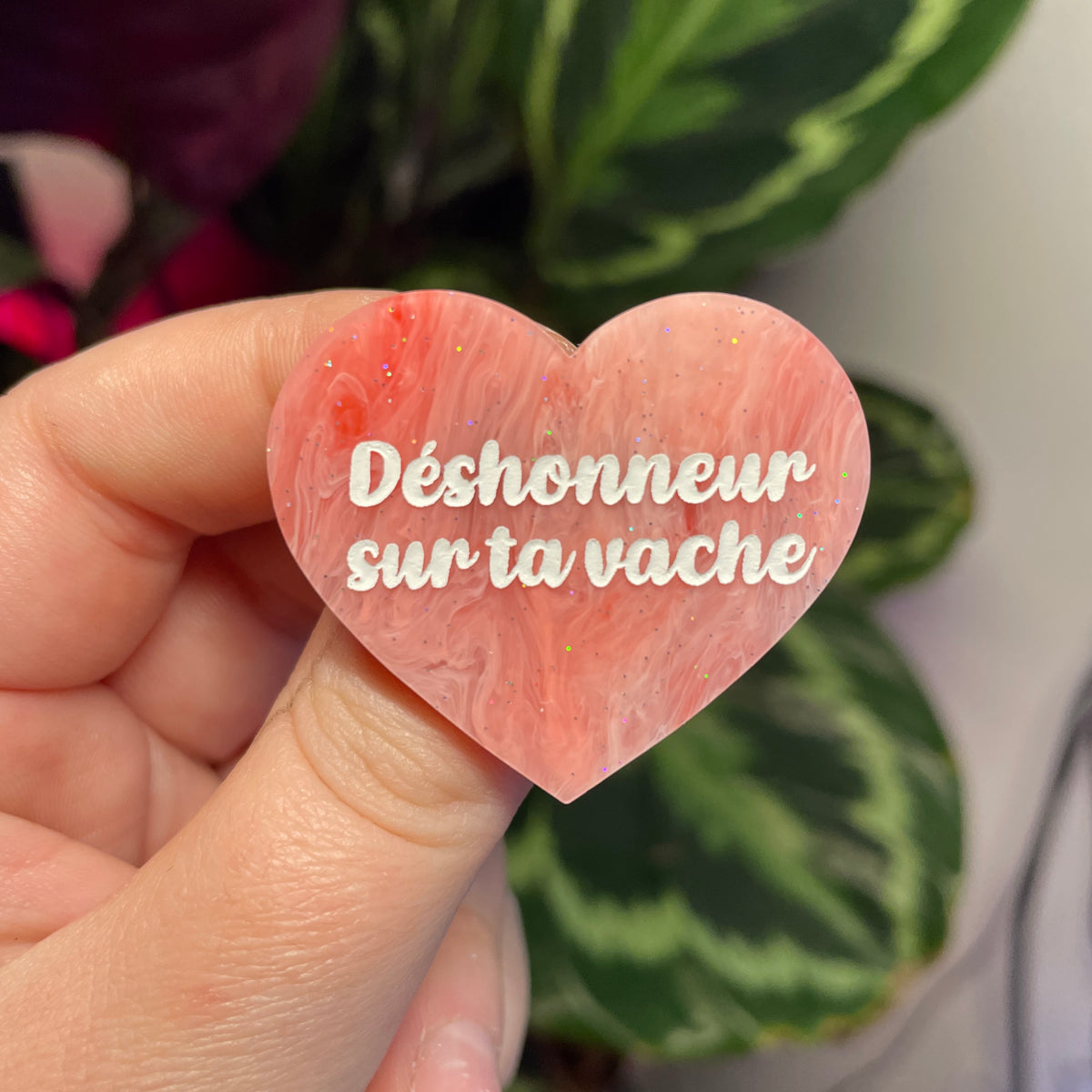 Broche "Déshonneur sur ta vache" en acrylique marbrée rouge et rose
