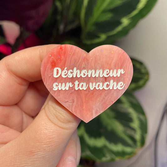 Broche "Déshonneur sur ta vache" en acrylique marbrée rouge et rose