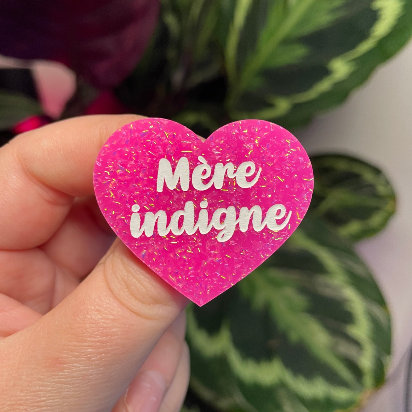Broche "Mère indigne" en acrylique rose à paillettes