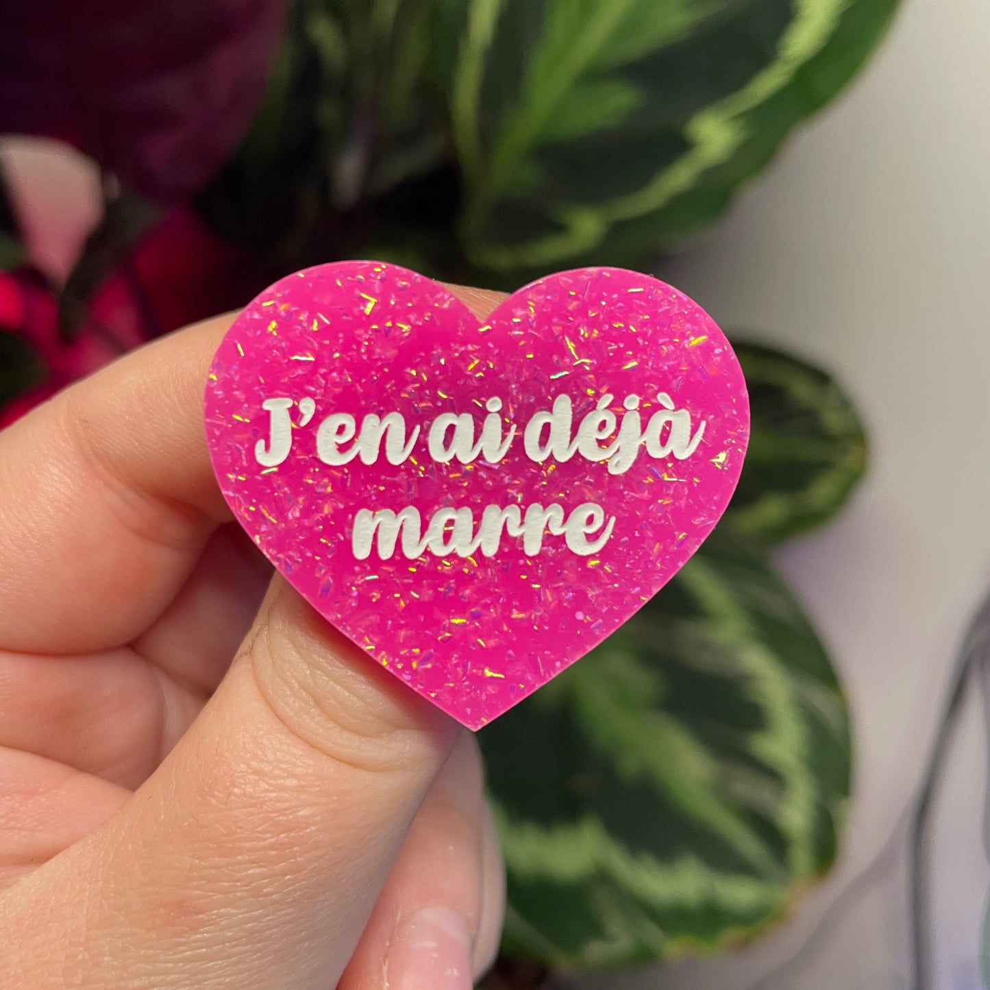 Broche "J'en ai déjà marre" en acrylique rose à paillettes