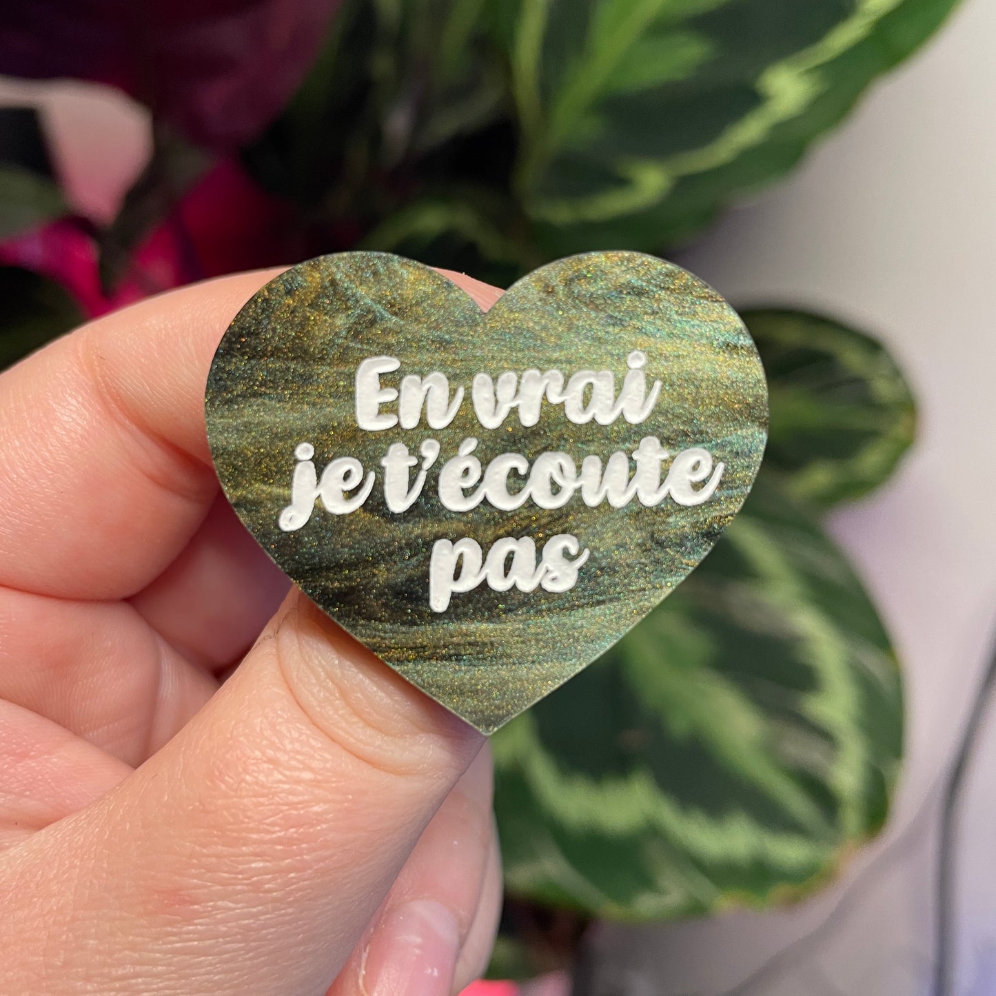 Broche "En vrai je t'écoute pas" en acrylique marbrée verte, noire et dorée